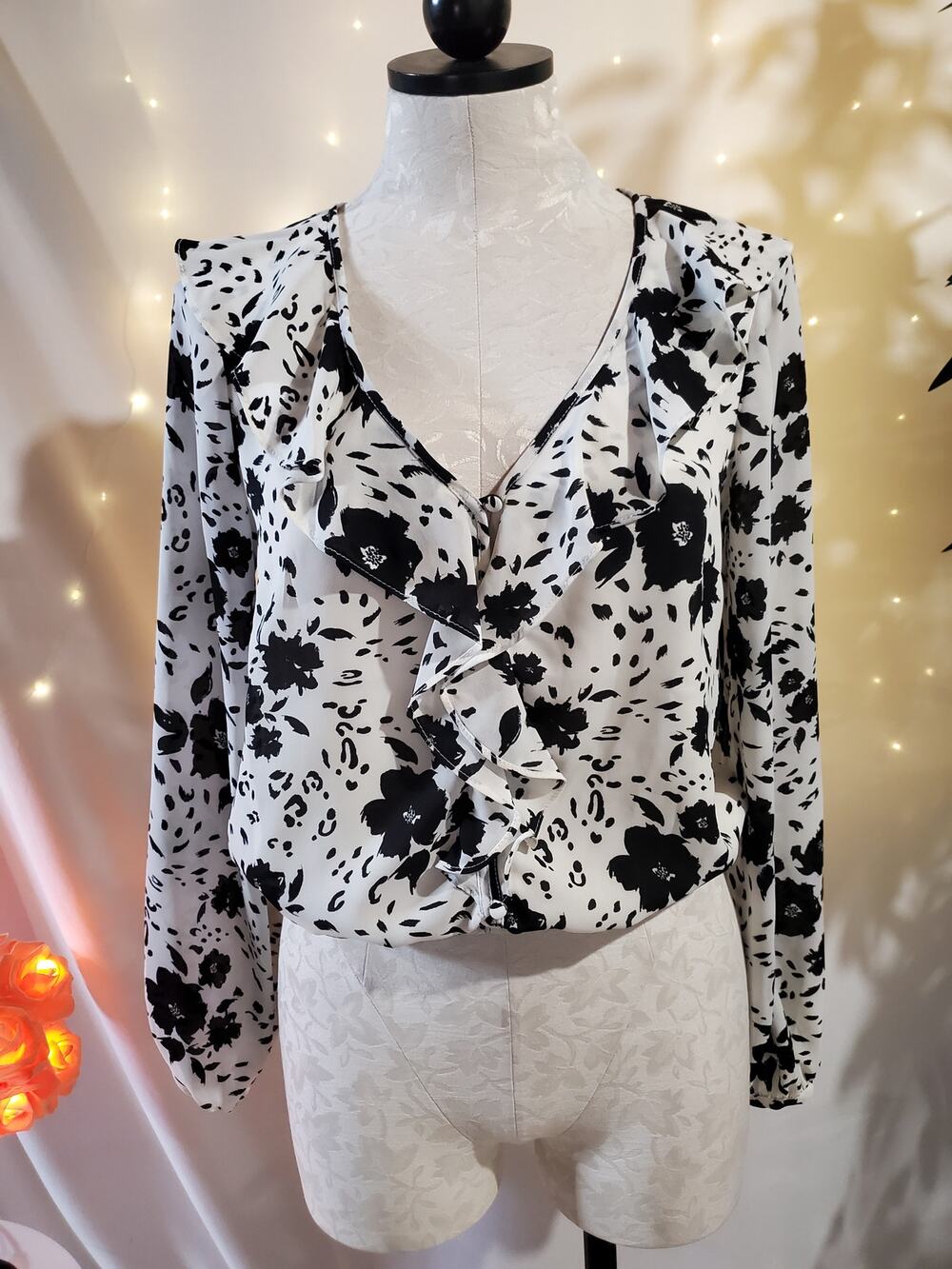 ASTR the Label Cream Black Floral Print Ruffle Button Blouse Top Womens Size XS